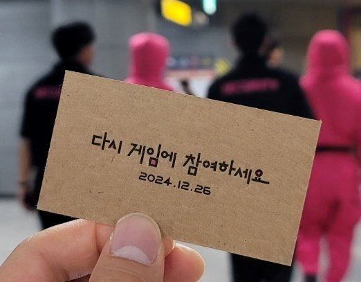 🇰🇷韩国地铁站惊现西装男❗随机抓人拍画片🦑