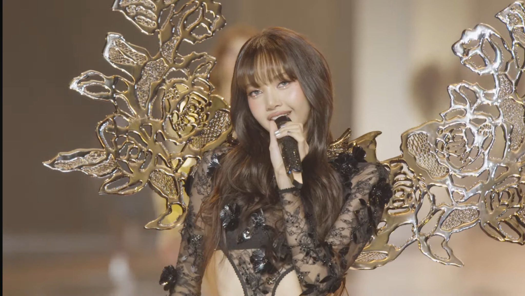 lisa成为维秘天使啦🧚‍♀️戴上翅膀当开幕嘉宾🔥