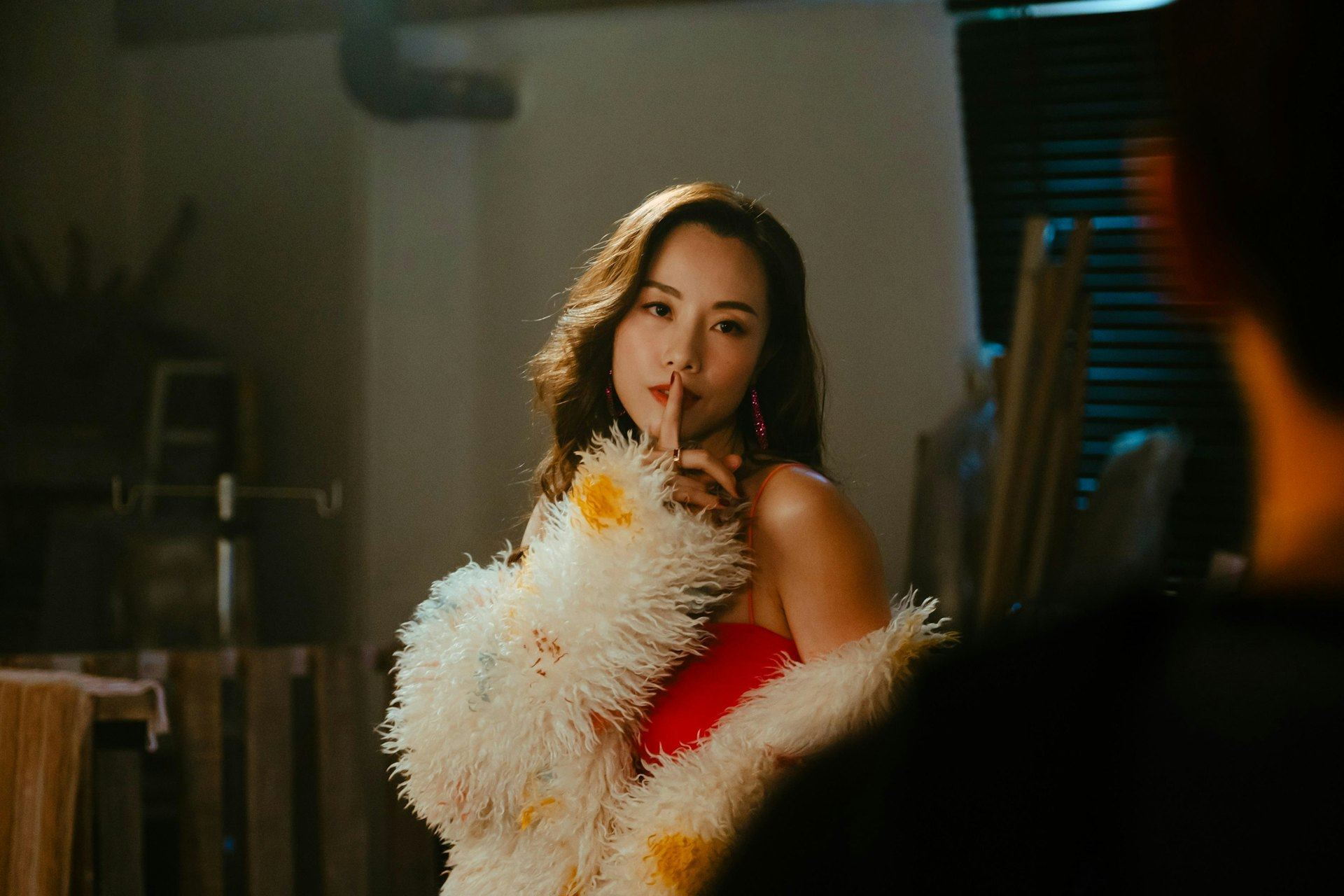 🎬《我谈的那场恋爱》邓丽欣化身情骗编剧❗性感造型成焦点🔥