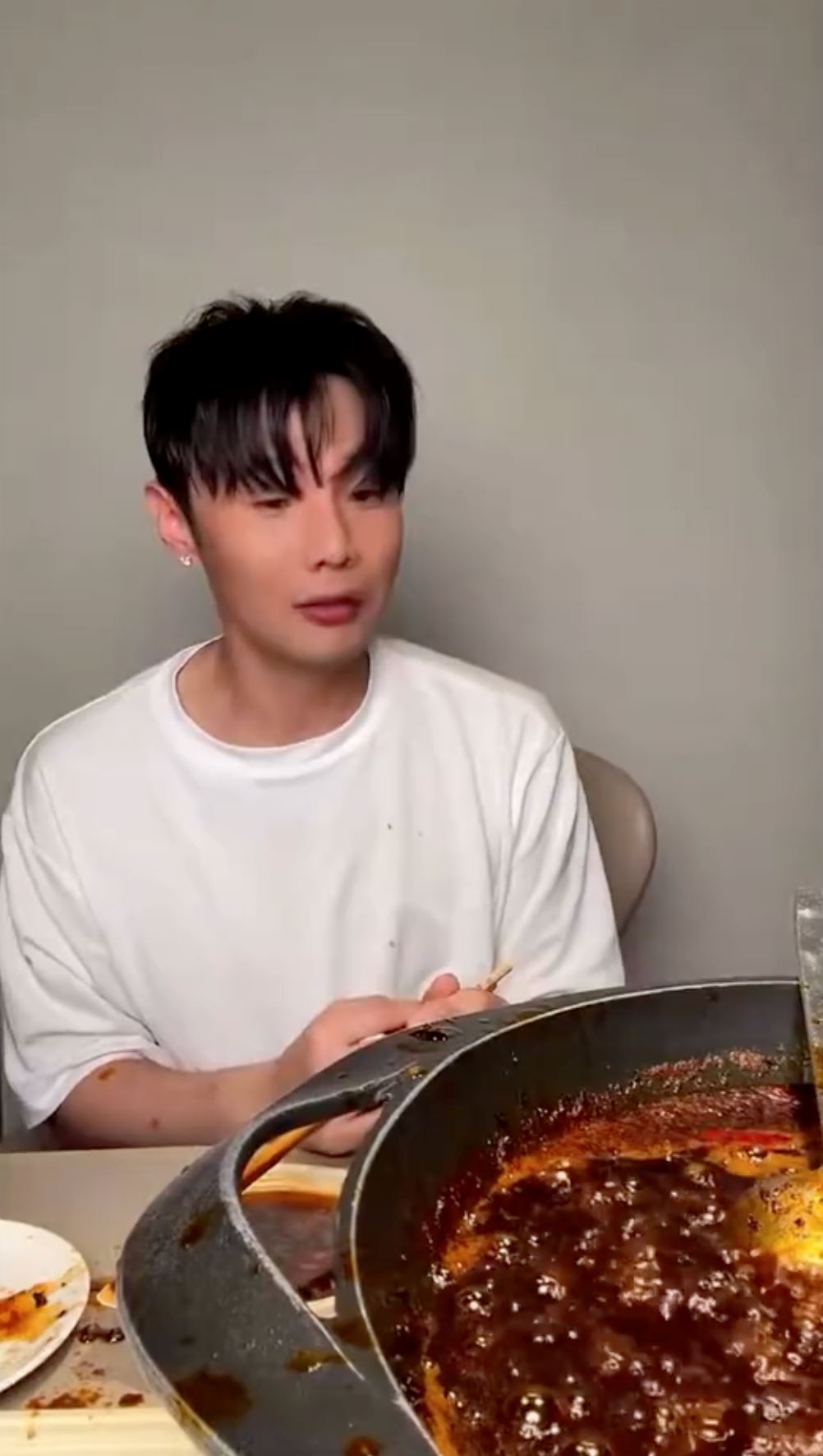 李荣浩吃火锅煮木耳炸了❗热油喷发超惊险😱