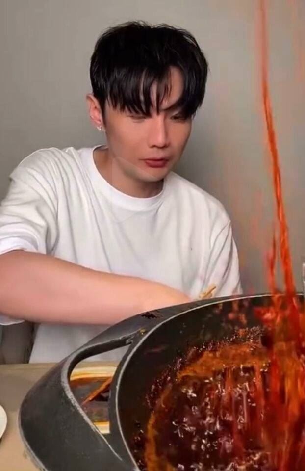 李荣浩吃火锅煮木耳炸了❗热油喷发超惊险😱