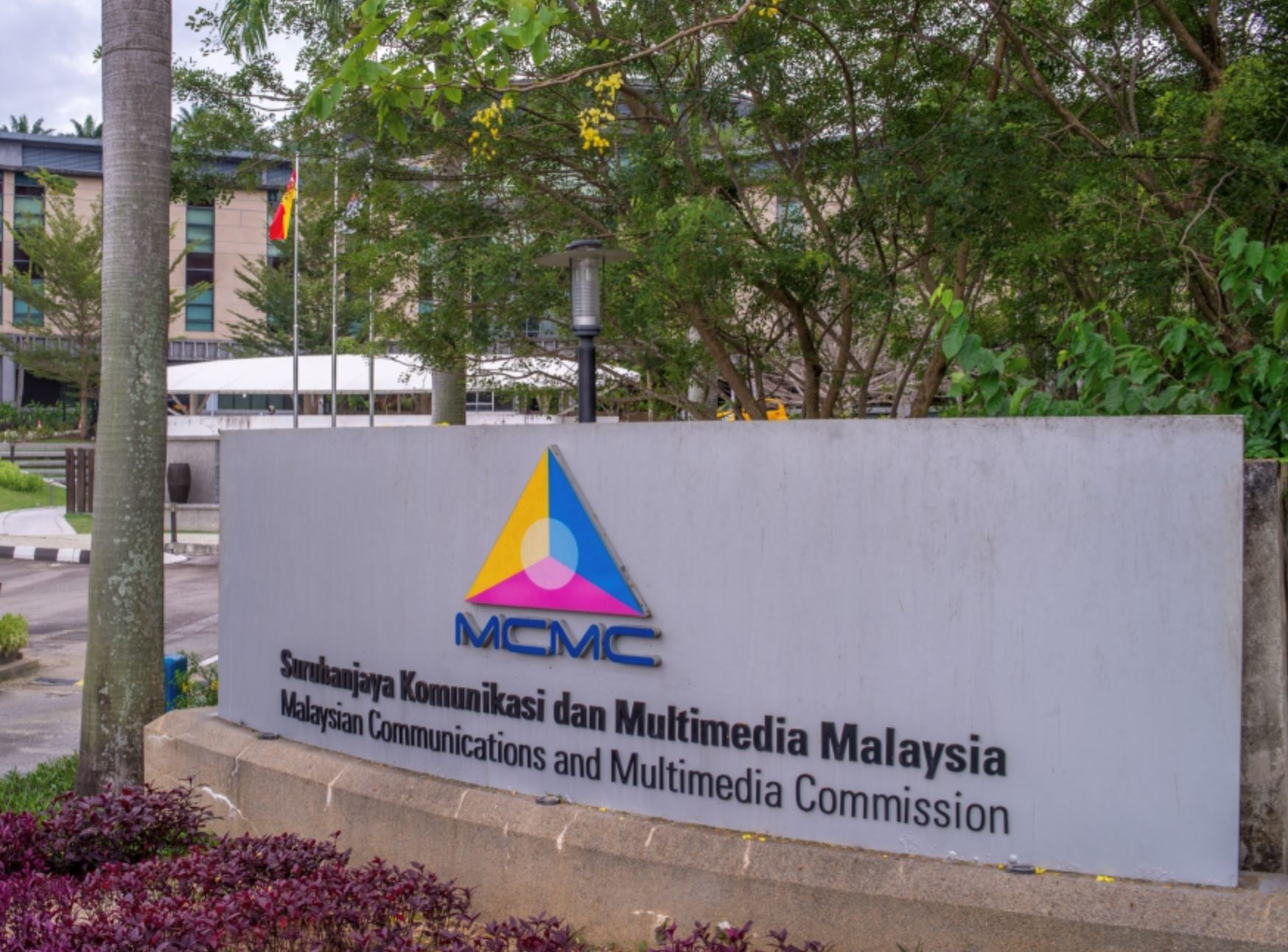 mcmc enforces ban on sms messages containing hyperlinks, personal information requests, and callback numbers