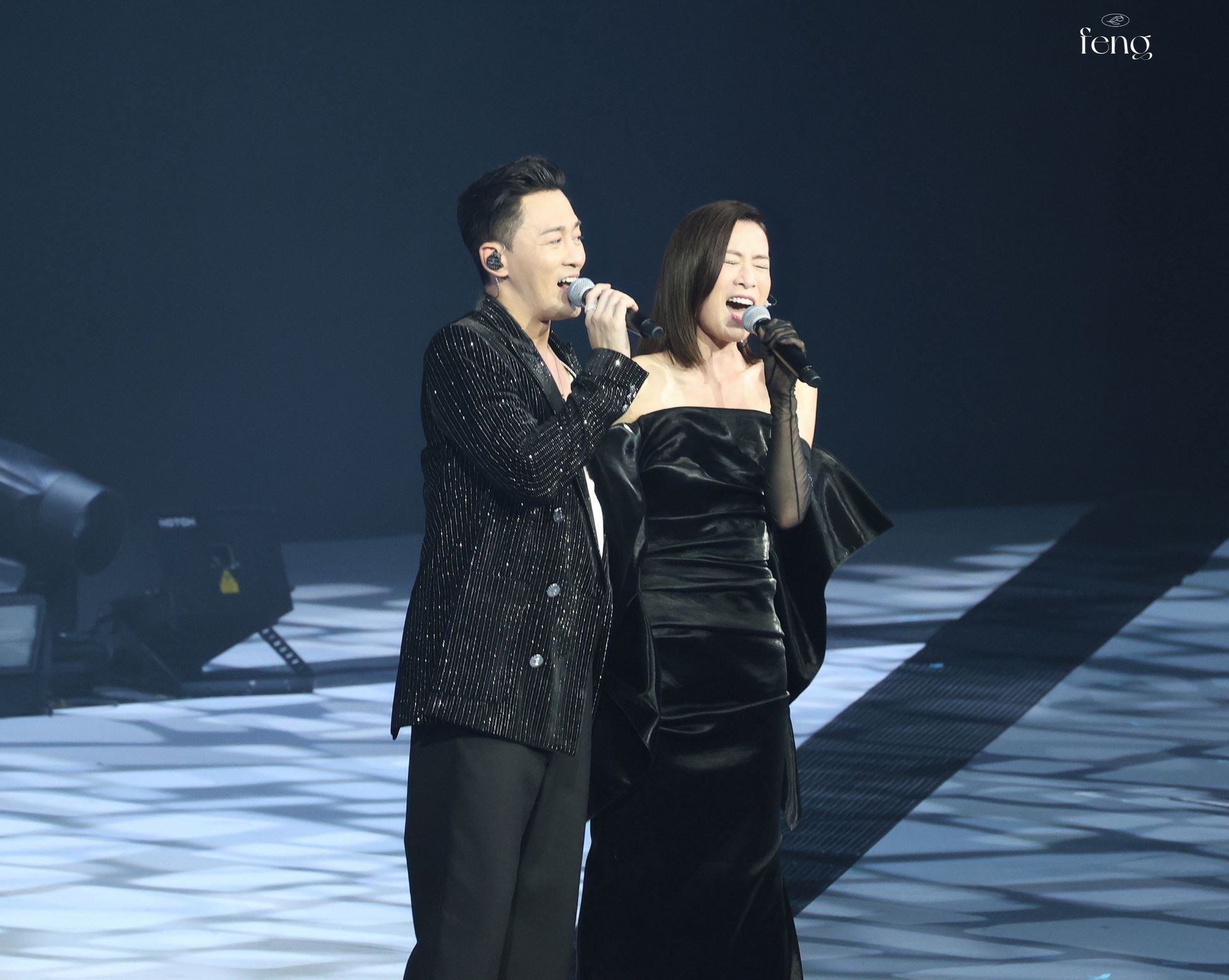 【视频】佘诗曼现身林峯演唱会❗合唱《爱在记忆中找你》💗