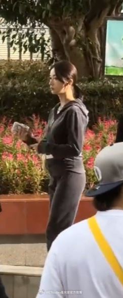 吴谨言结婚才7天3次传怀孕！侧拍腹部明显隆起！