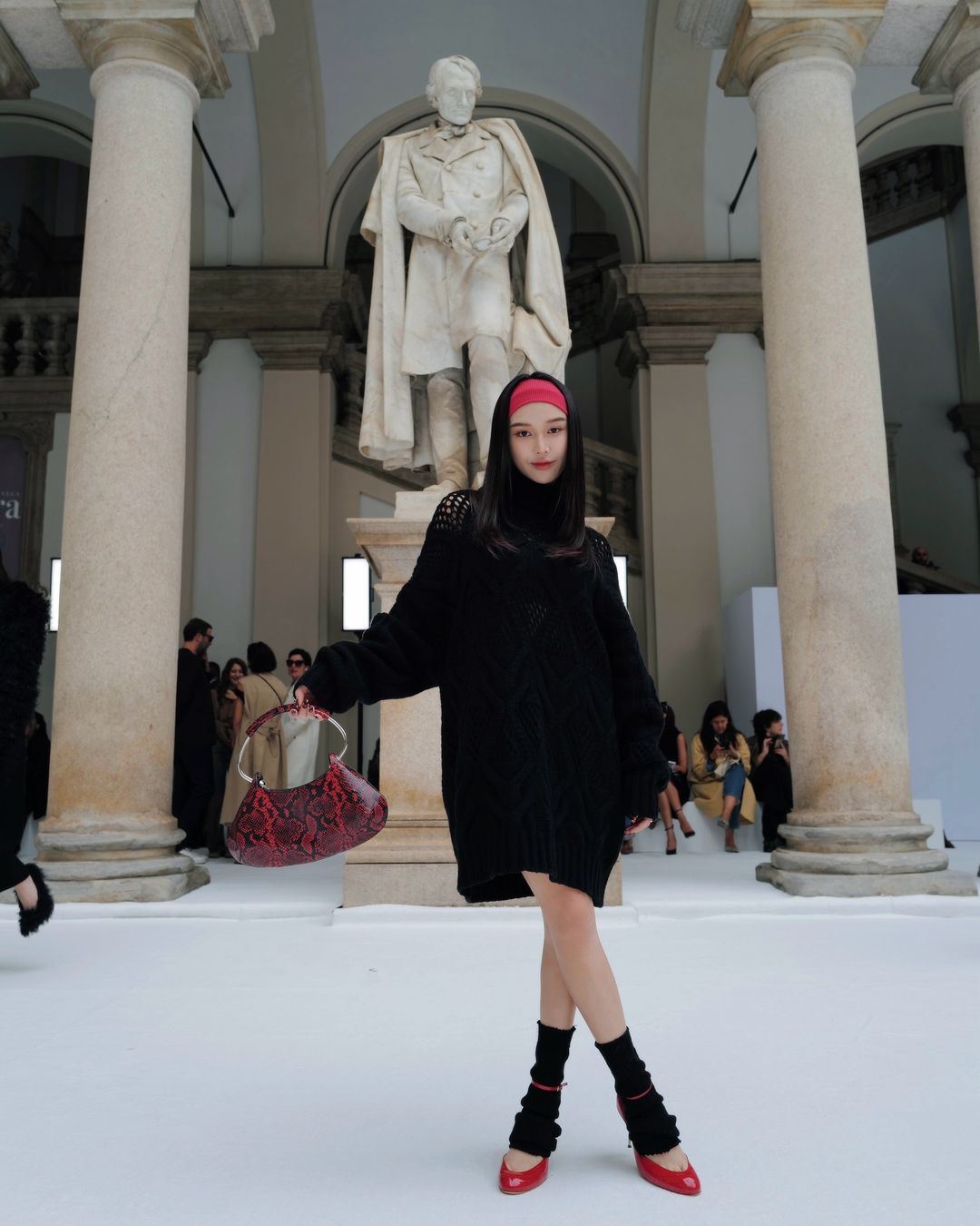 mskuan在米兰被困电梯❗按急救铃没人回应😱