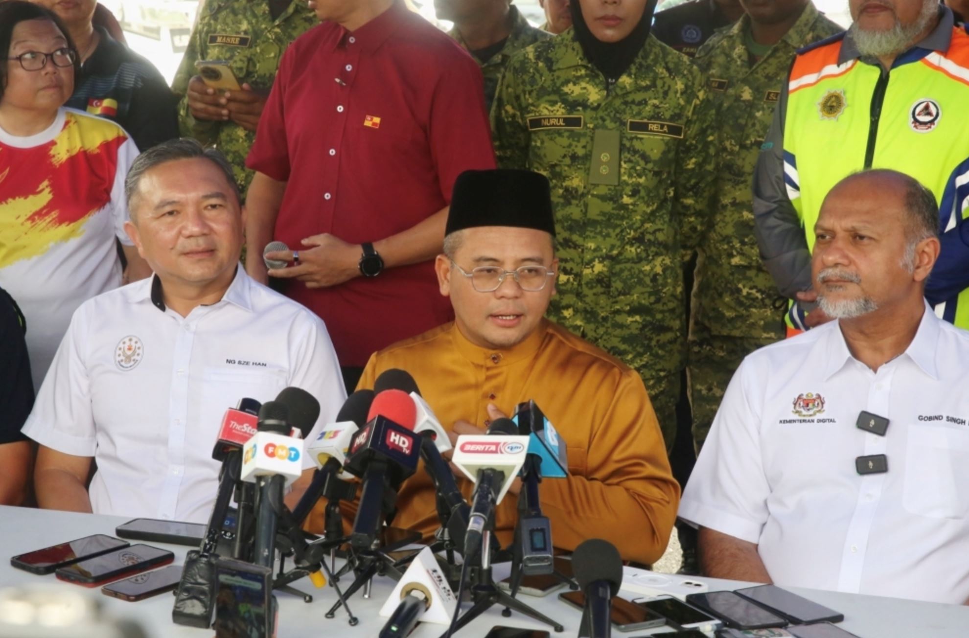 selangor menteri besar bans influencers from entering putra heights relief centre: i've received some complaints