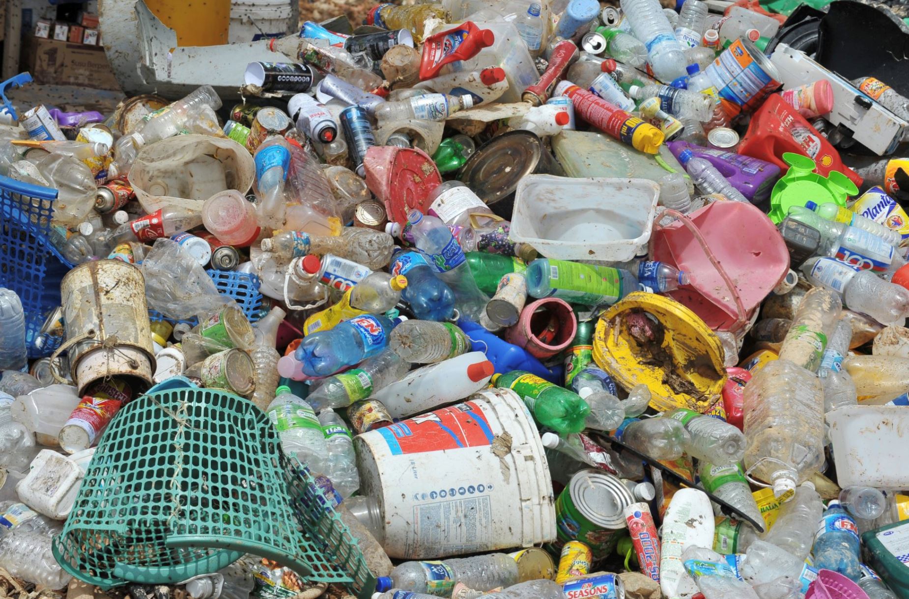 malaysia expands single-use plastic bag ban to parks, petrol stations, and shops