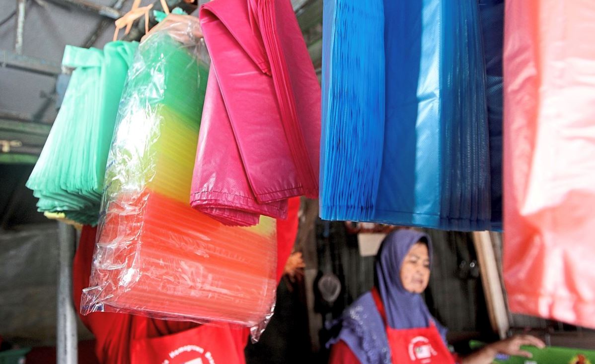 malaysia expands single-use plastic bag ban to parks, petrol stations, and shops
