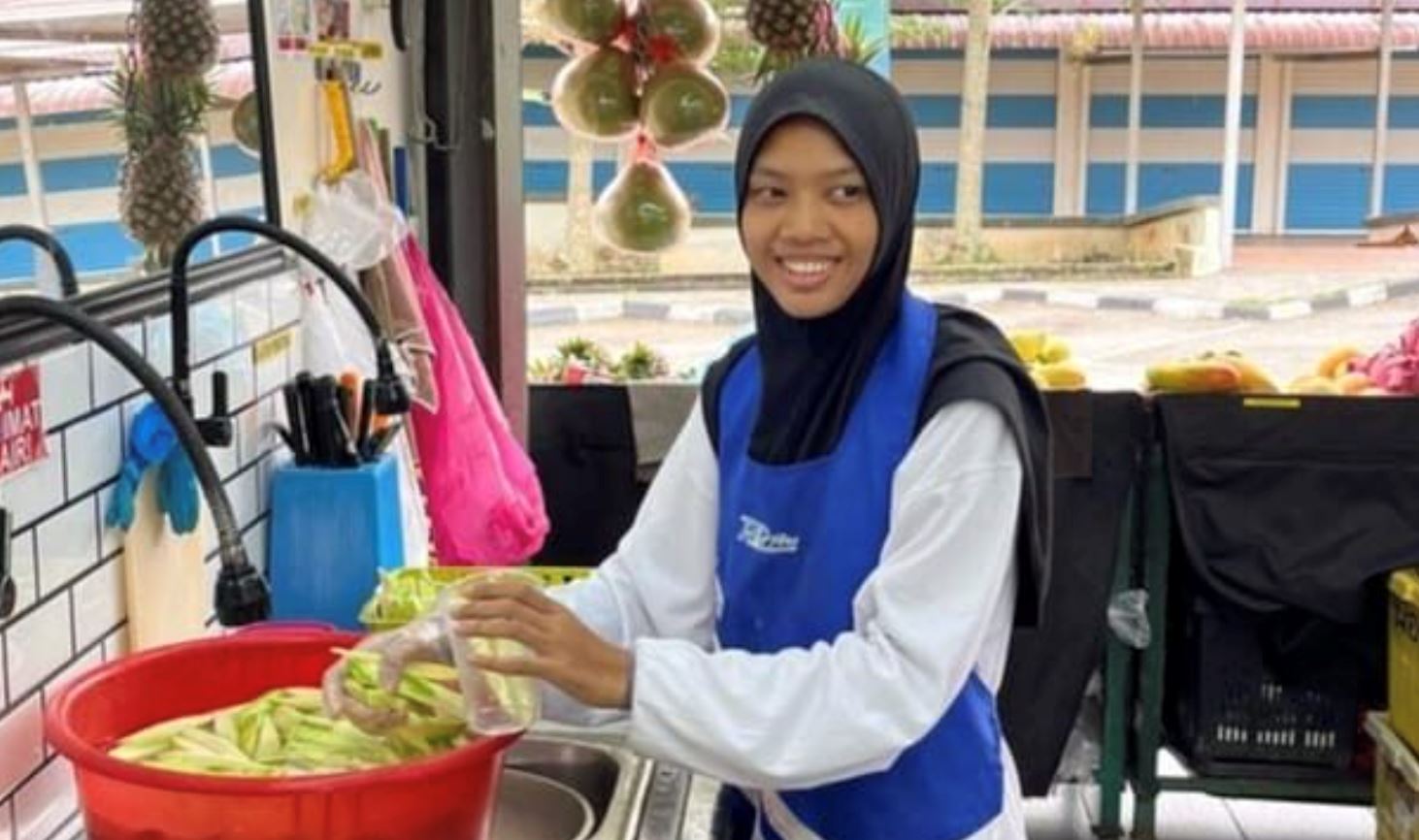 while juggling work at an r&r and her studies, 18yo m’sian girl scores 9as while saving for university