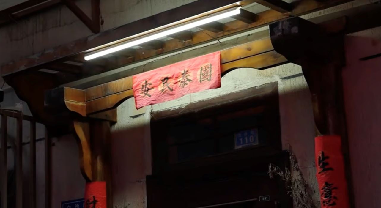 changsha aunty leaves shop lights on every night for over a decade to protect women