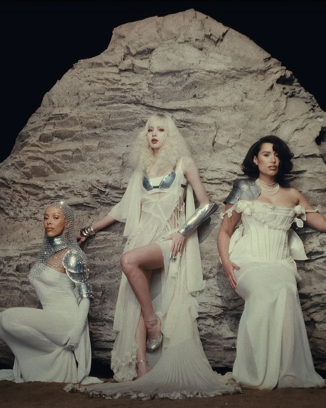 lisa《born again》mv上线❗2小时达1.2m点击率🔥