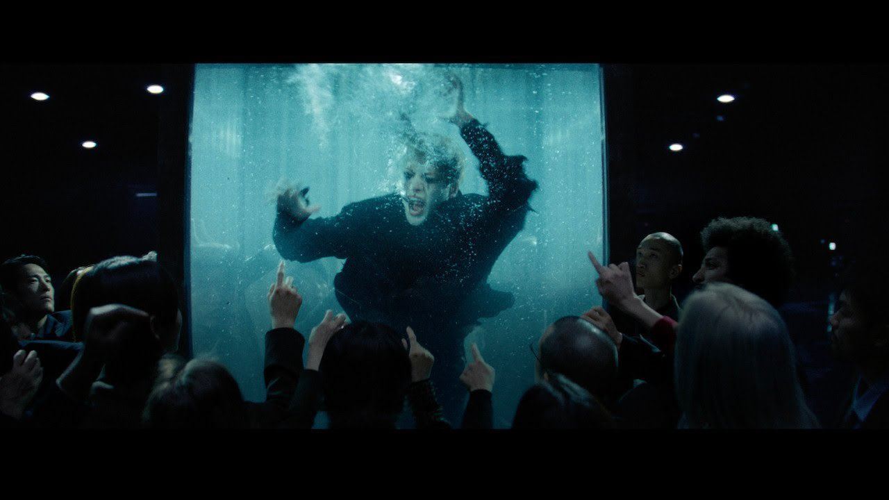 王嘉尔《high alone》mv上线❗在水箱里挣扎窒息感拉满😱