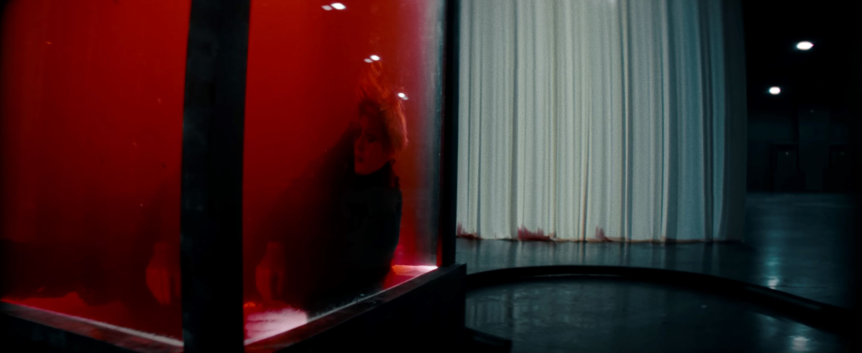 王嘉尔《high alone》mv上线❗在水箱里挣扎窒息感拉满😱