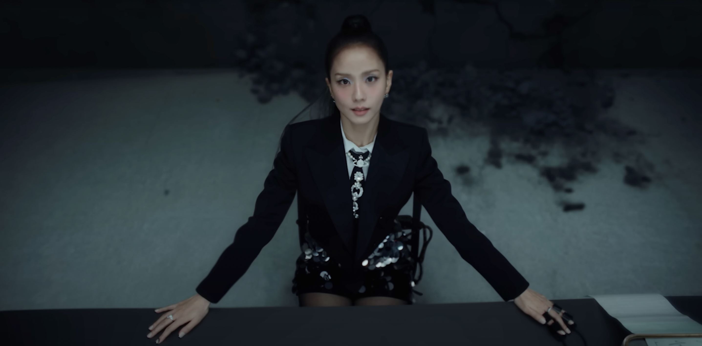 jisoo新歌《earthquake》mv上线❗车胜元惊喜客串😍