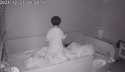 2-year-old sings “apt” non-stop through the night while mum sleeps, rosé react: “i’m sorry mother…”