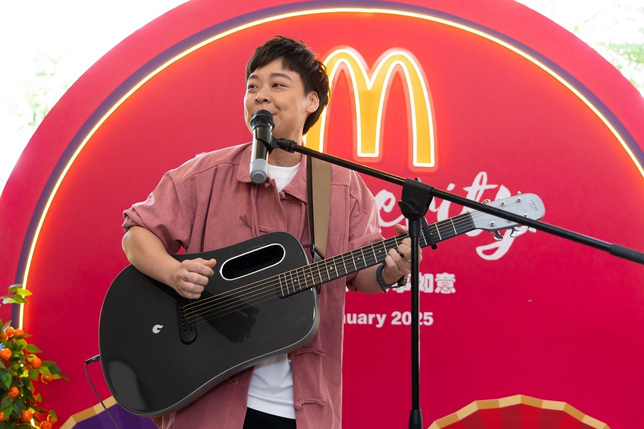 赵洁莹在麦当劳演唱