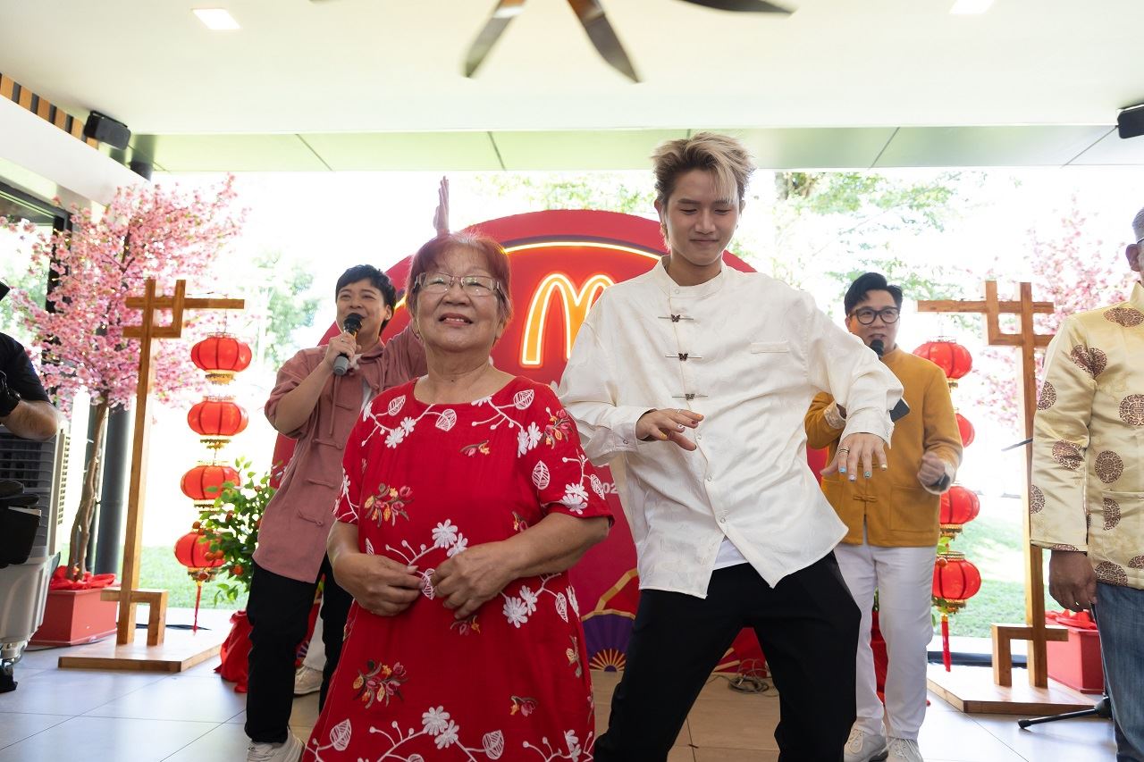 Maqlai在麦当劳与老人家跳舞