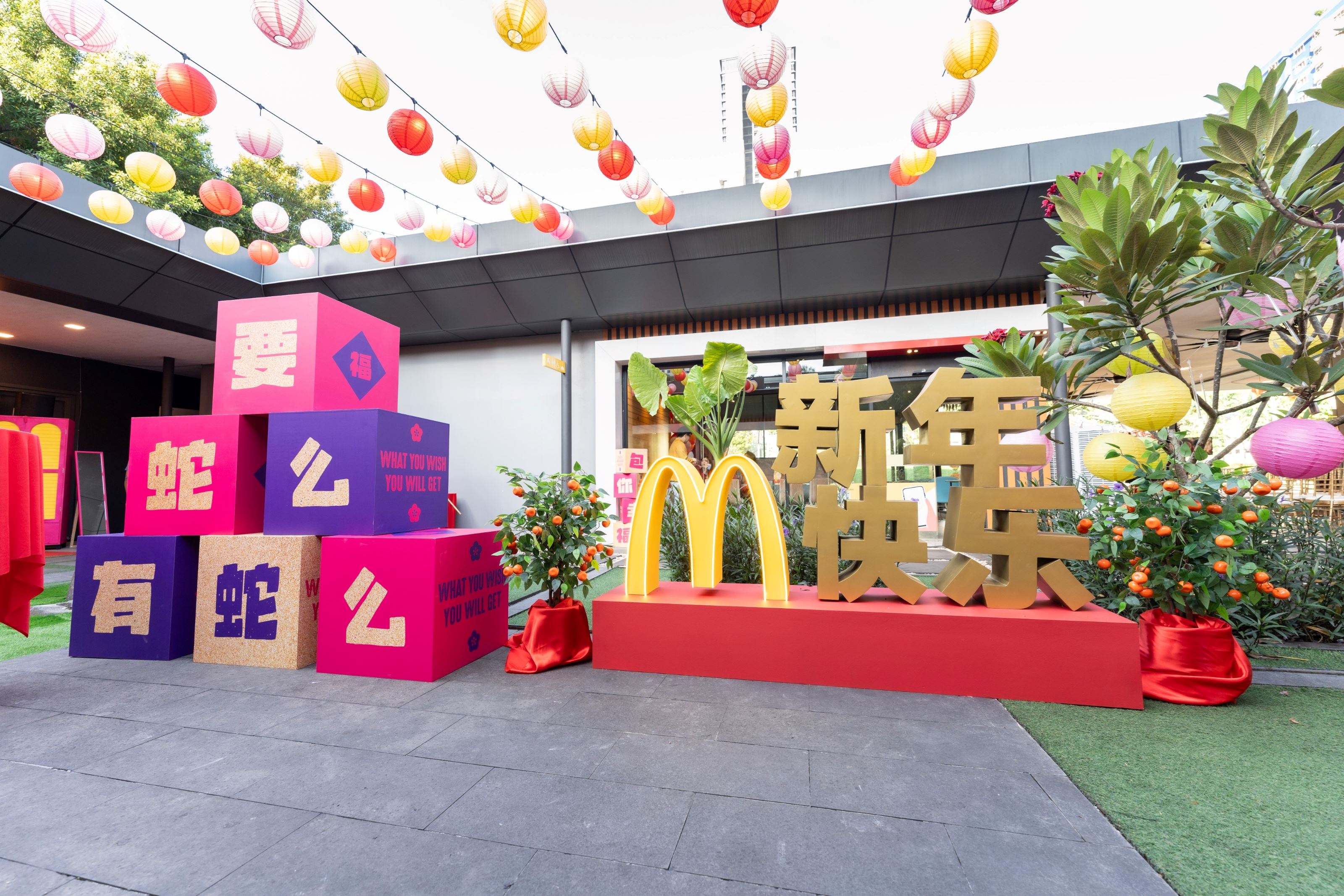 麦当劳换上新装装饰