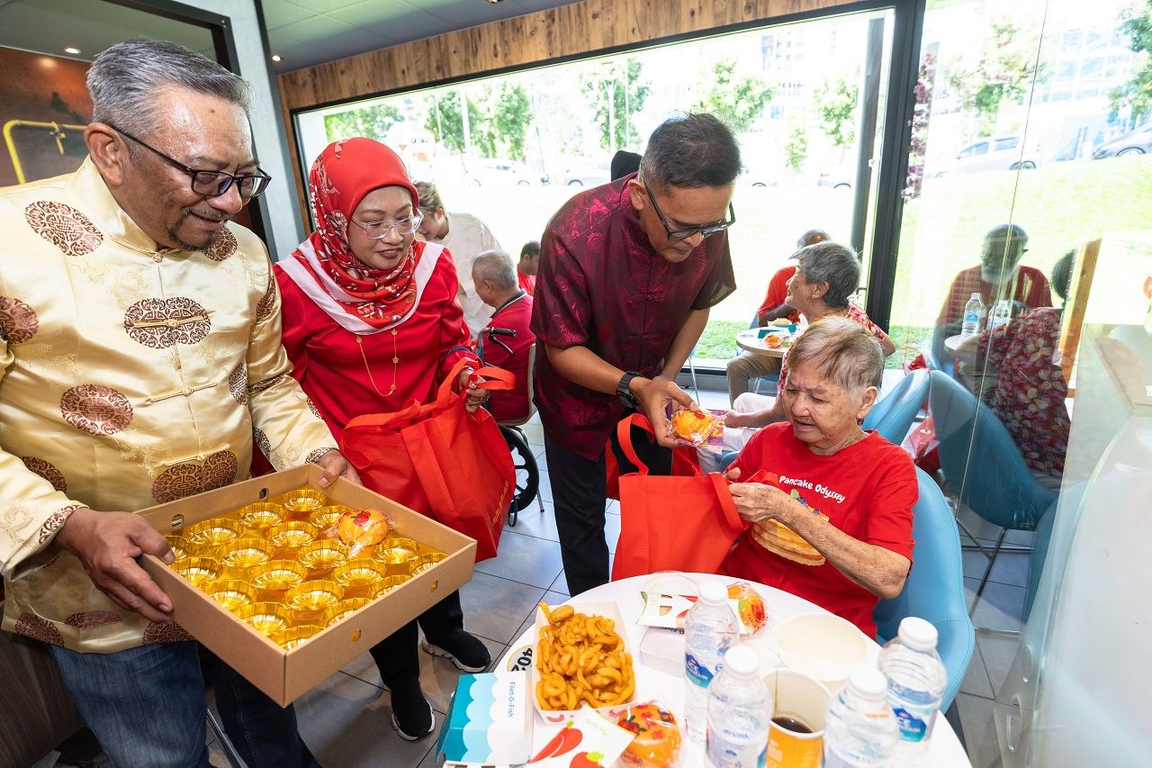 大马麦当劳执行长派柑给长辈