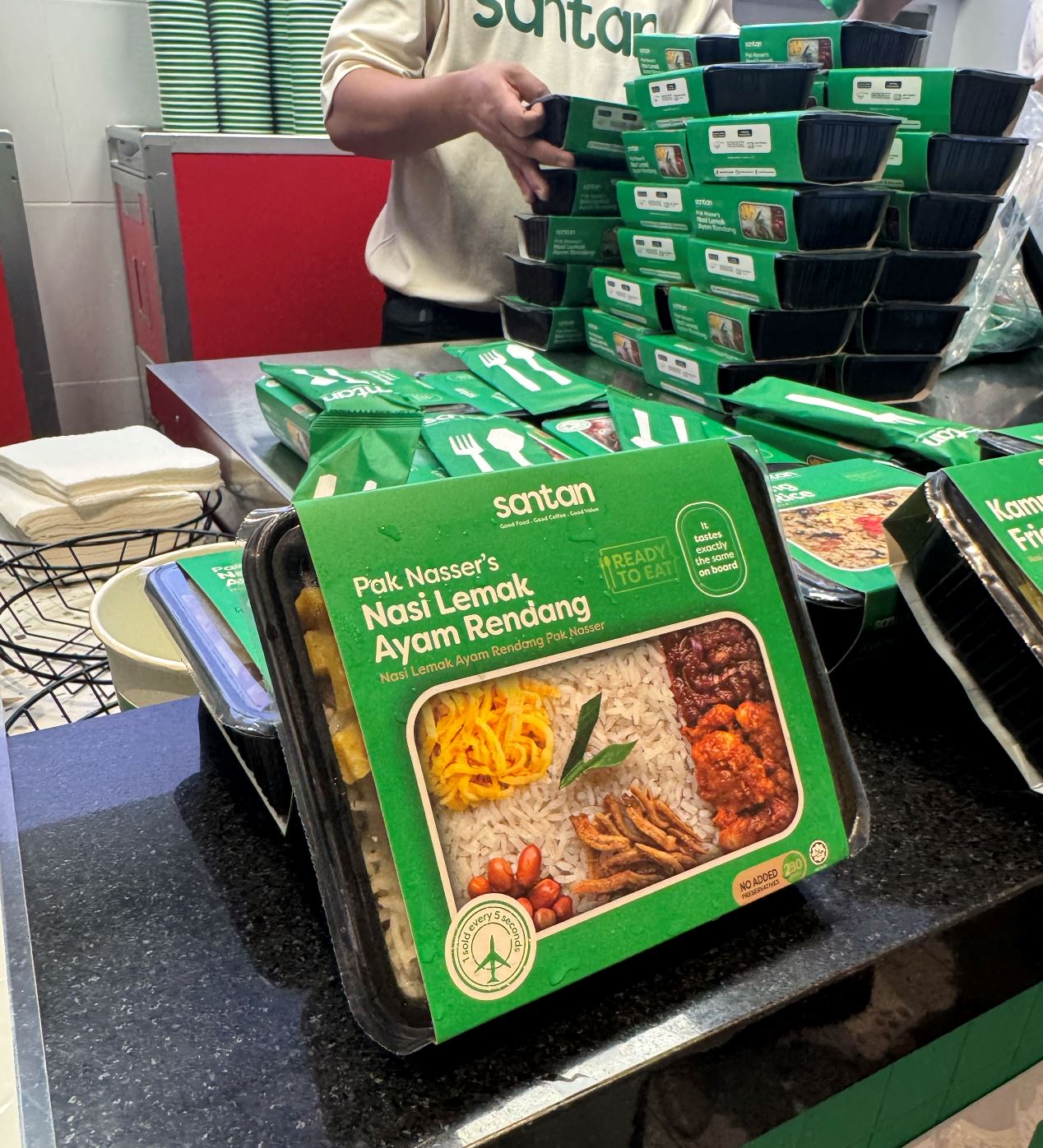 nasi lemak pak nasser kini 'mendarat' di klia2, tak perlu terbang dah boleh makan!