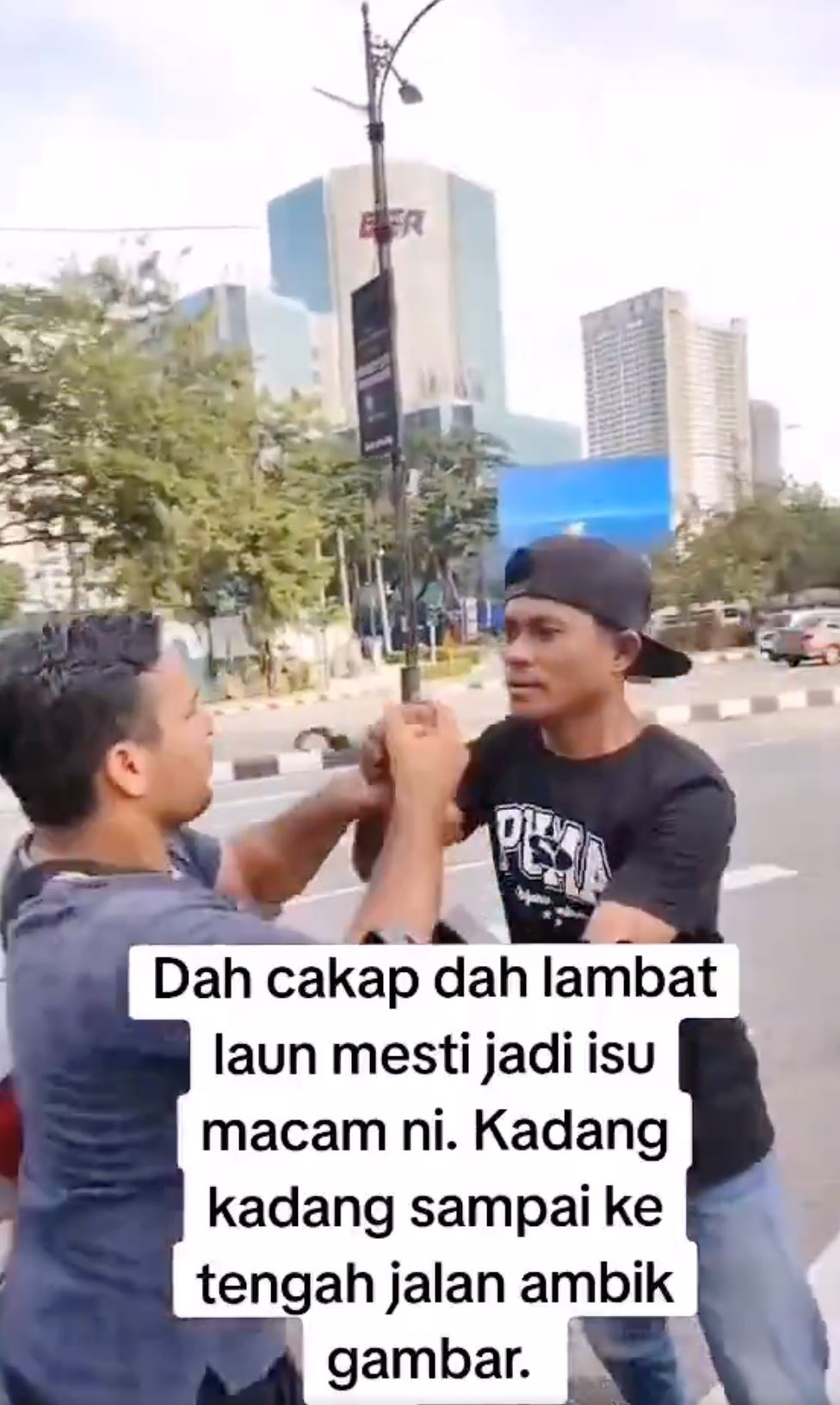 “he hit me!” scam turns violent as tourist warns others about “photographers” at klcc