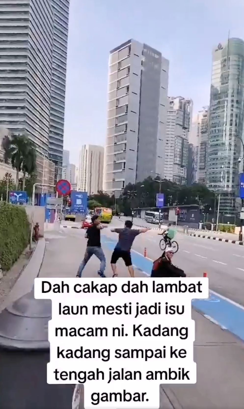 “he hit me!” scam turns violent as tourist warns others about “photographers” at klcc