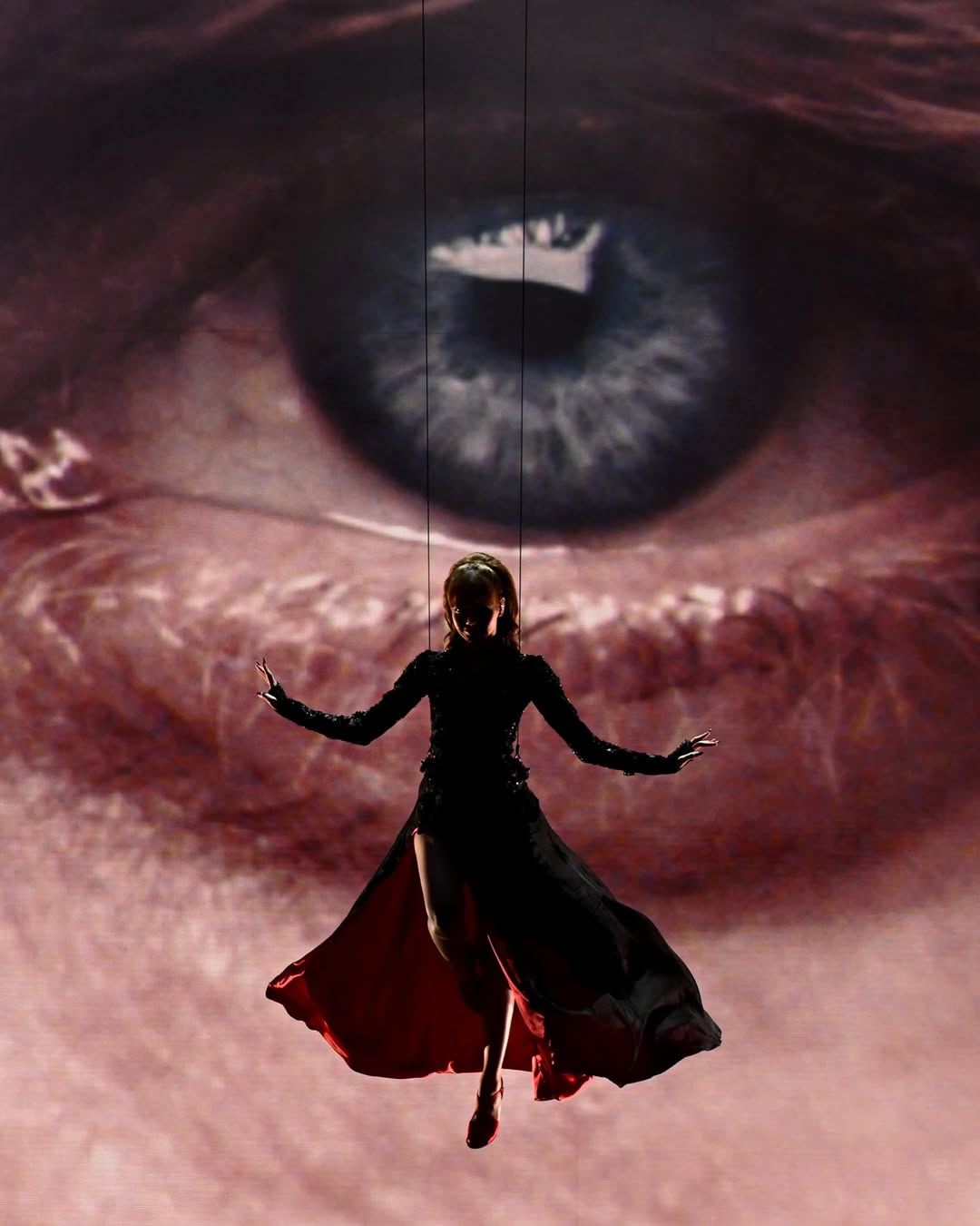 lisa奥斯卡表演致敬007❗吊钢索从天而降🔥