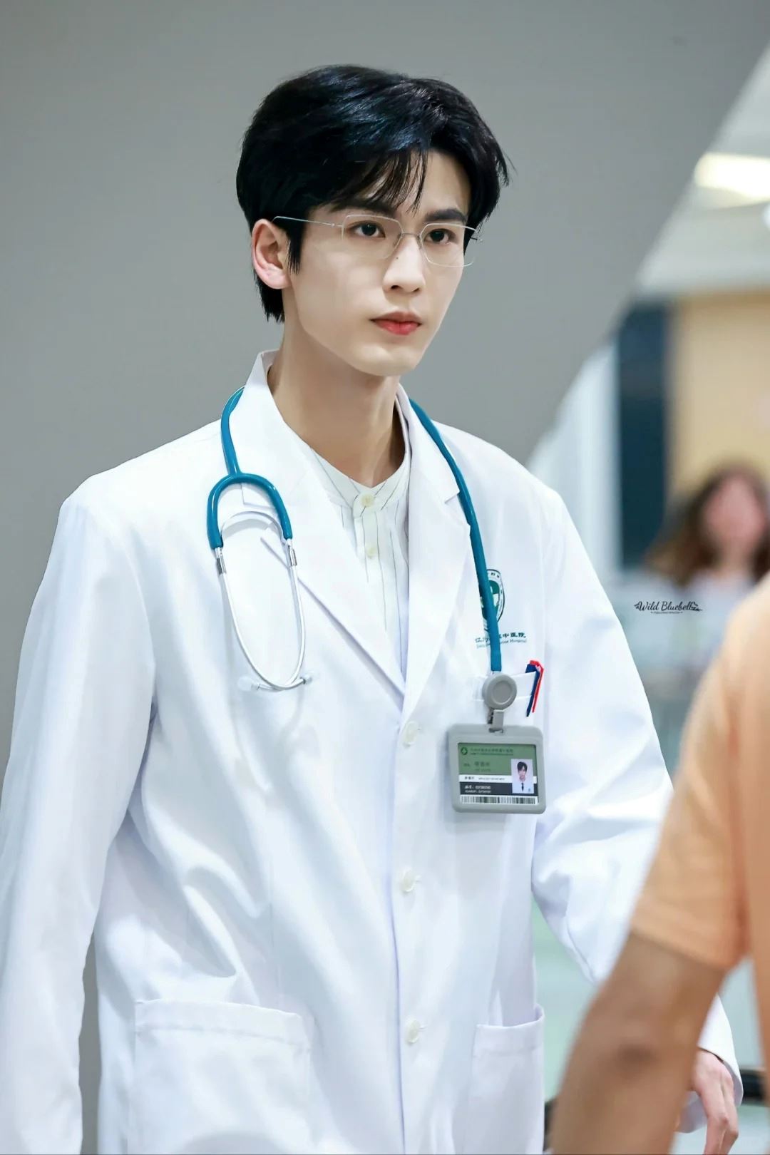 📺《爱你》张凌赫金丝眼镜白大褂❗高智男友感溢出屏幕😍
