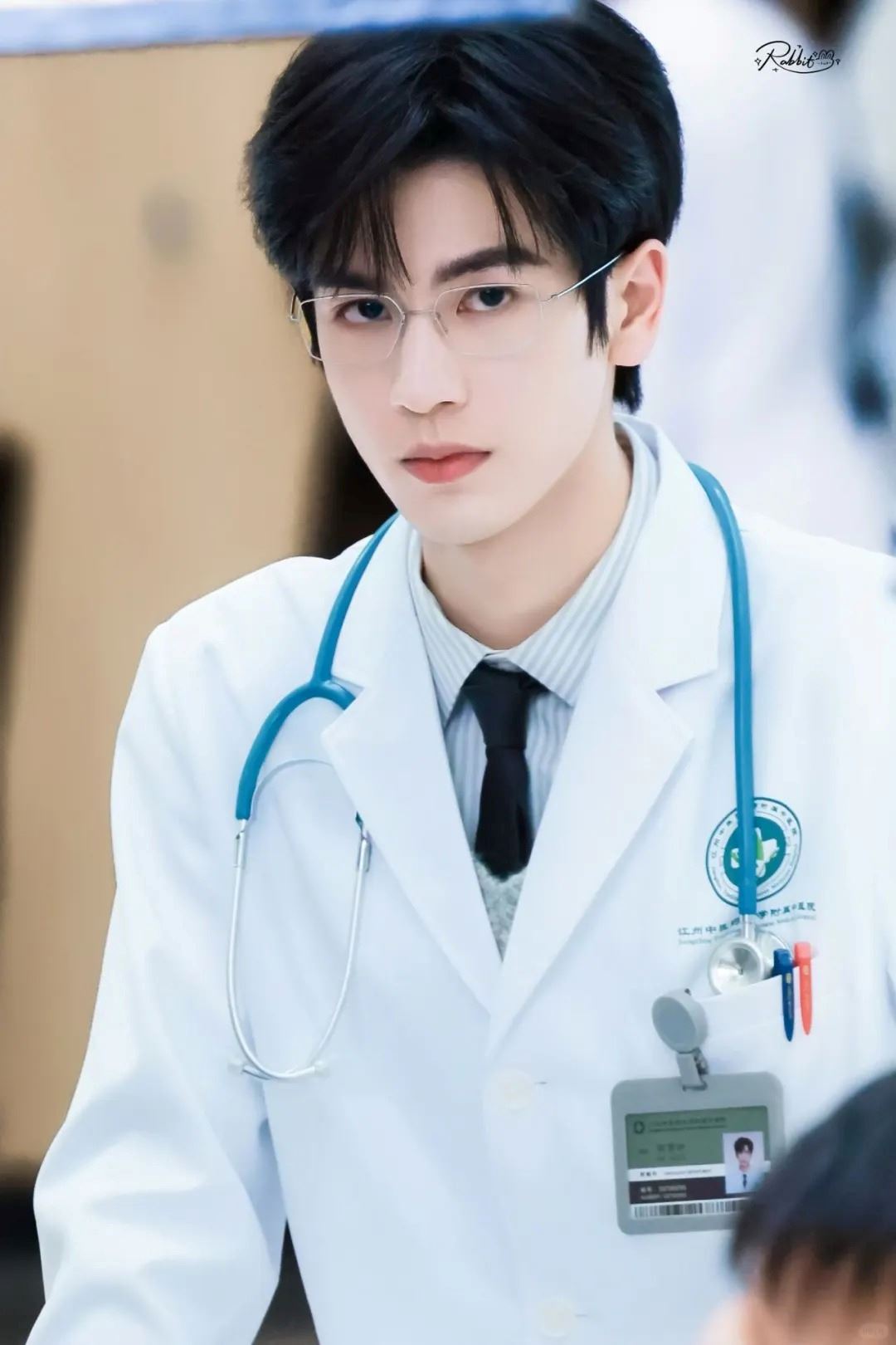 📺《爱你》张凌赫金丝眼镜白大褂❗高智男友感溢出屏幕😍