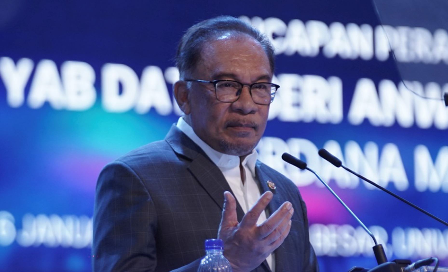 pm anwar ibrahim calls for ai education expansion in schools and universities
