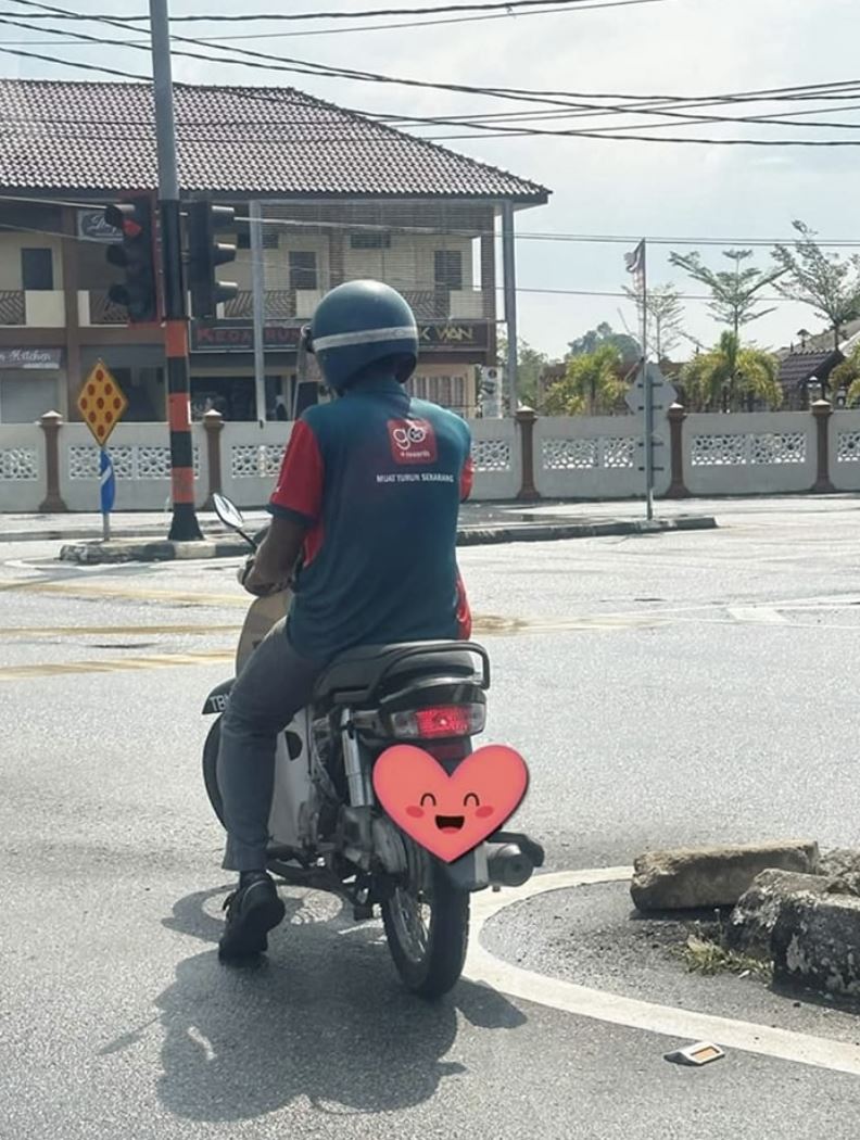 m’sian ambulance driver moved by unexpected rm20 donation from petrol station worker