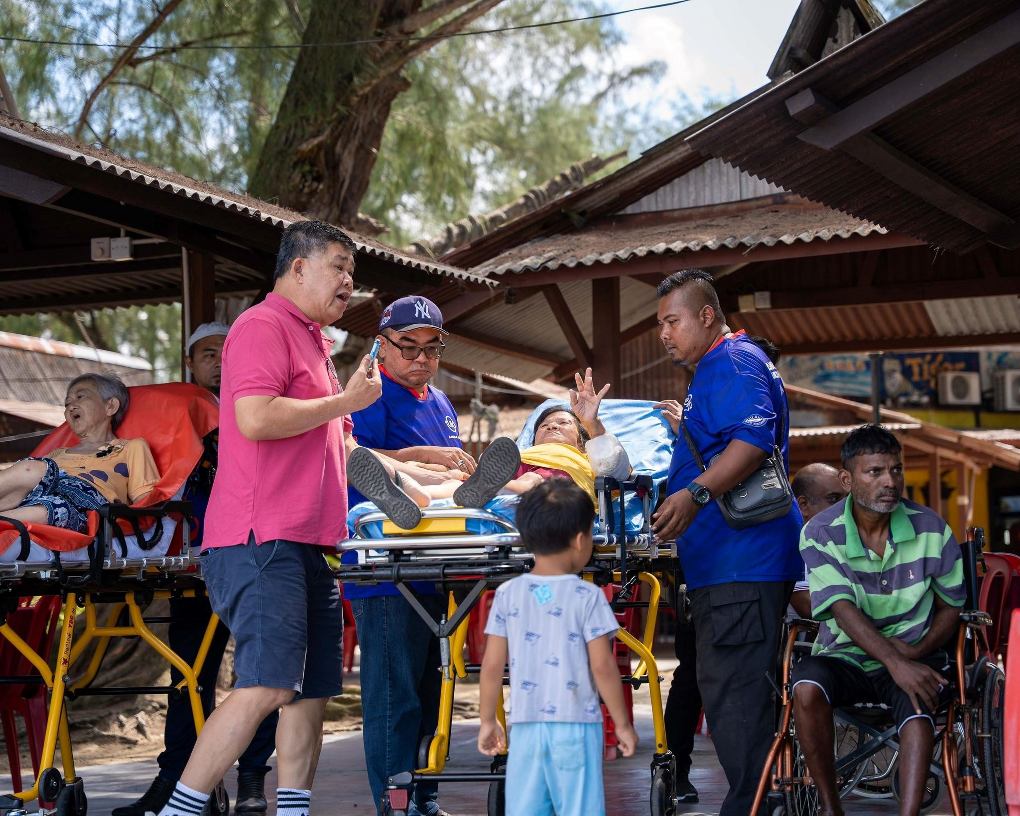 uncle kentang treats care home seniors to a beach day and invites others to lend a hand