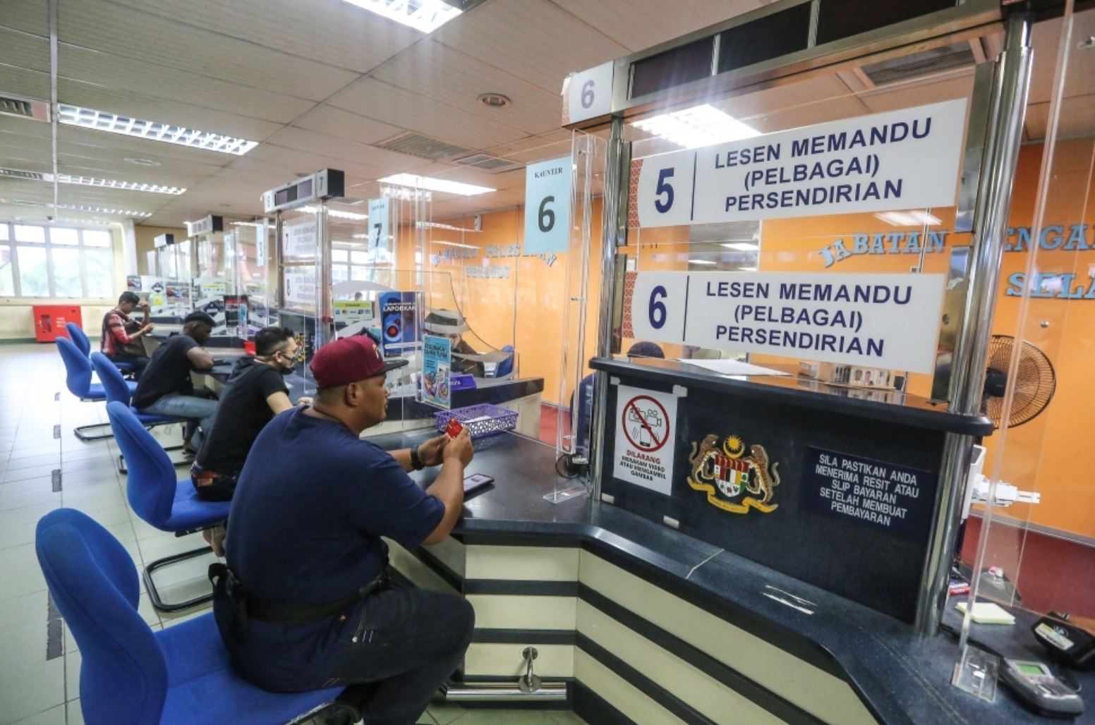 jpj offers weekend services for driving licence renewal until late october!