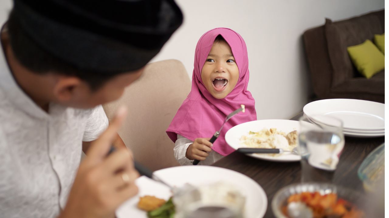 ayah-makan-bersama-anak-perempuan